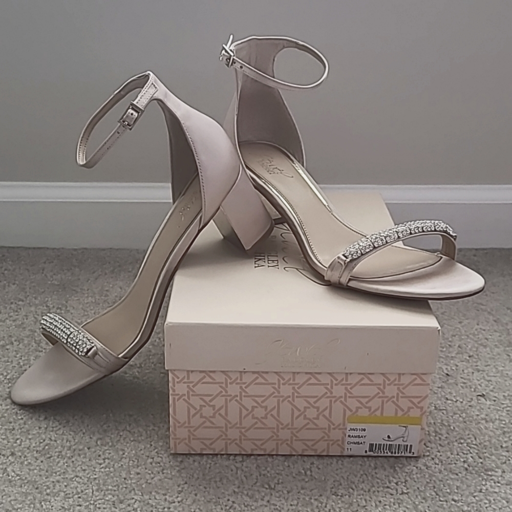 NWOT ❤️ Badgley Mischka Ramsay Champagne Satin Crystal Block Heels
